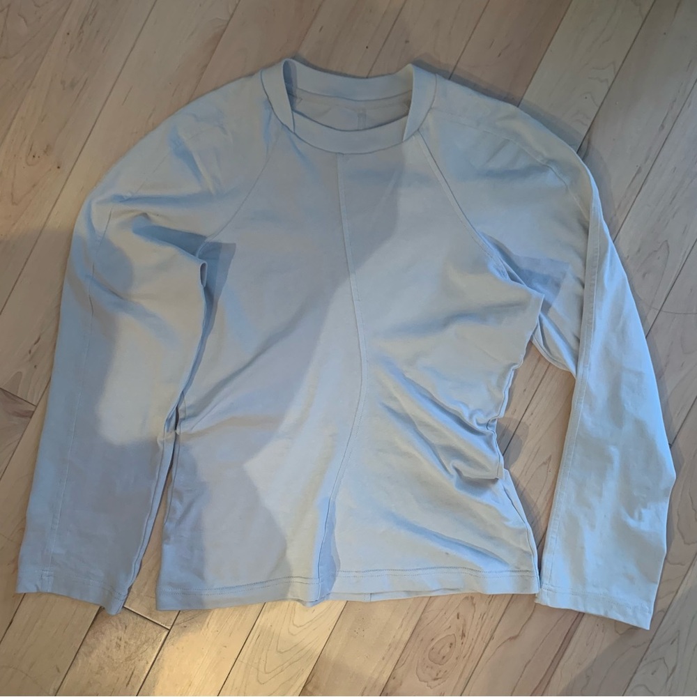 long-sleeved T-shirt